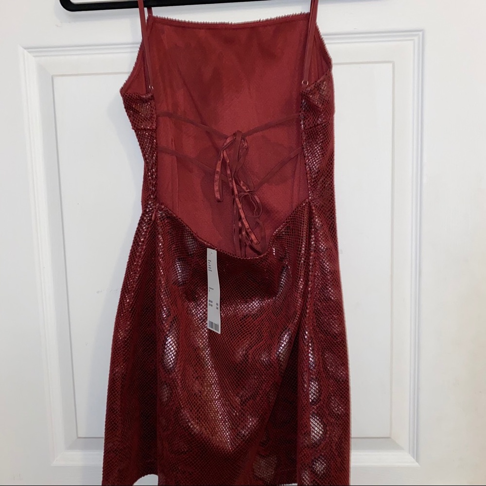 Textured Snakeskin Bodycon Dress - Picture 5 of 5